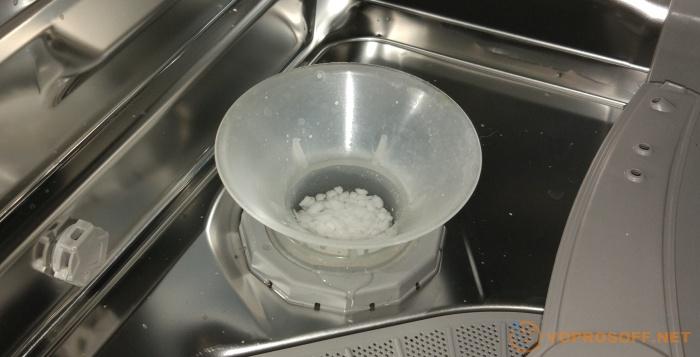 Сколько соли необходимо сыпать в посудомоечную машину