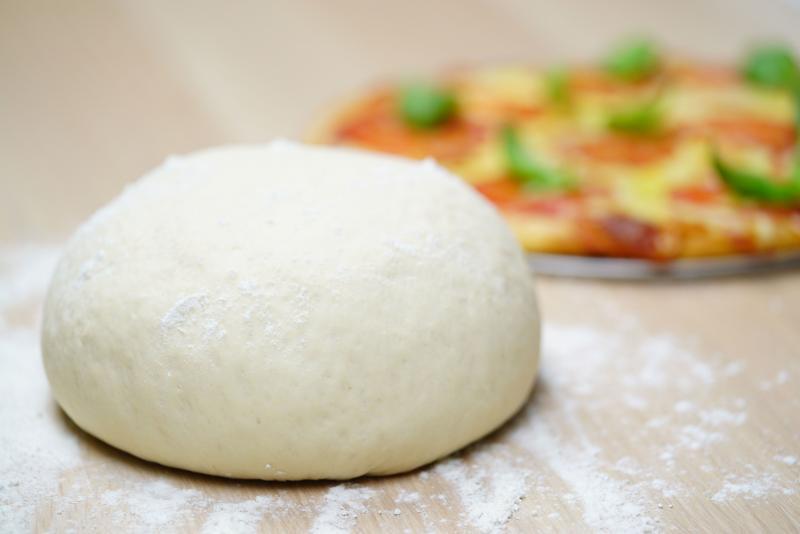 Как сделать тонкое тесто для пиццы без дрожжей